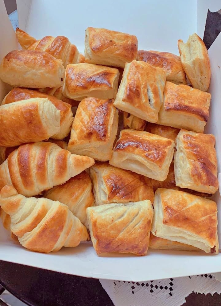 Petit four et croissant nature